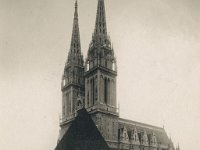 Katedrala, u prvom planu trgovine i mesnica u podnožju kule Nebojan